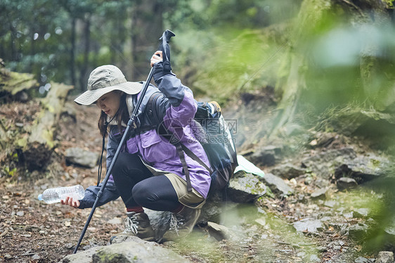 年轻女人徒步登山探险图片