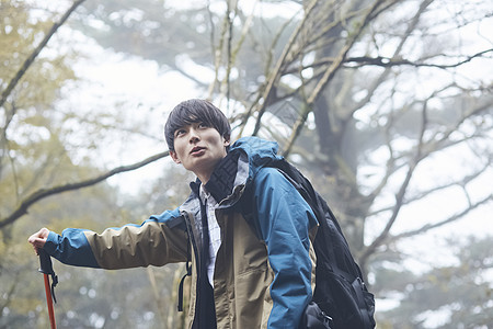 年轻男人徒步登山探险图片