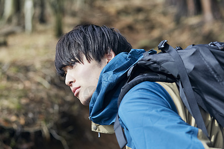 年轻男人徒步登山探险图片