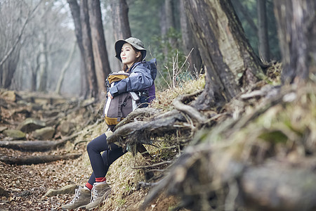 年轻女人徒步登山探险休息图片
