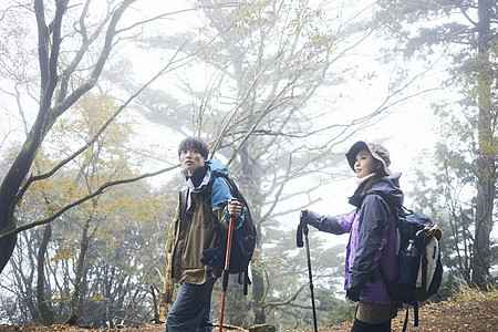 年轻男女户外徒步登山图片