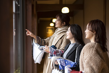 三人旅行女妇女和朋友享受温泉之旅图片