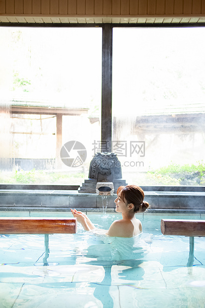 天户内旅游一个女人享受温泉浴图片
