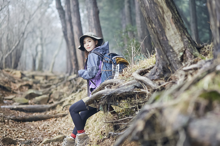 打破女孩树在山上休息的女人图片