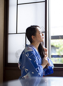 年轻日式房间治疗一个女人在一家旅馆换衣服图片