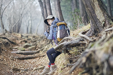 年轻女性户外徒步爬山图片