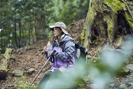 年轻女性户外徒步爬山休息图片