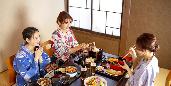午饭日本人假日妇女和朋友享受温泉之旅图片