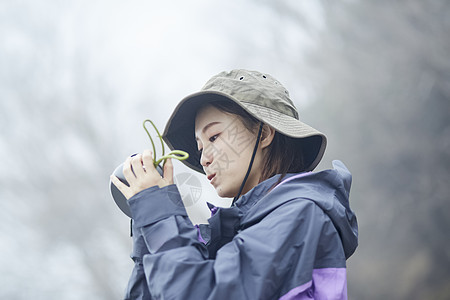 年轻女性户外徒步爬山图片