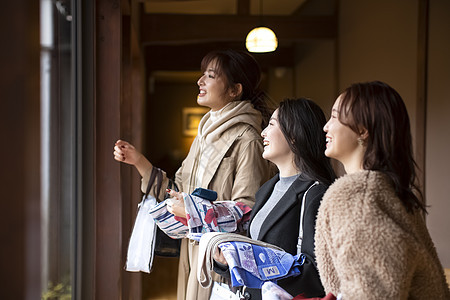 空白部分女士愉快妇女和朋友享受温泉之旅图片