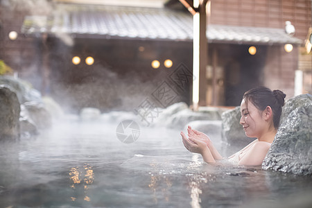 感亚洲放松一个女人享受露天浴池图片