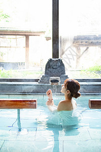 流入放松客栈一个女人享受温泉浴图片