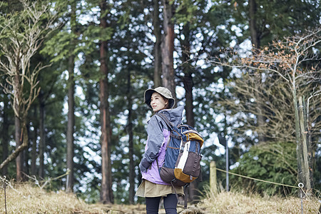 年轻美女户外爬山图片