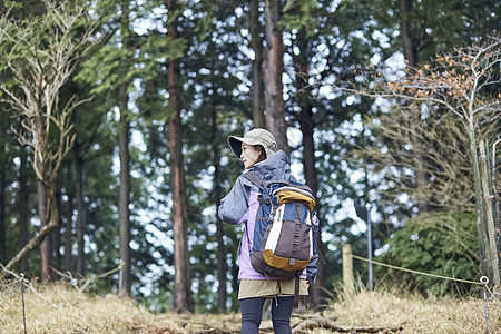 女孩单人背影一个女人爬图片