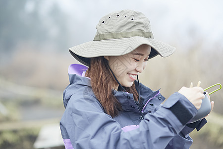 20多岁打碎假期女人在山顶上吃图片