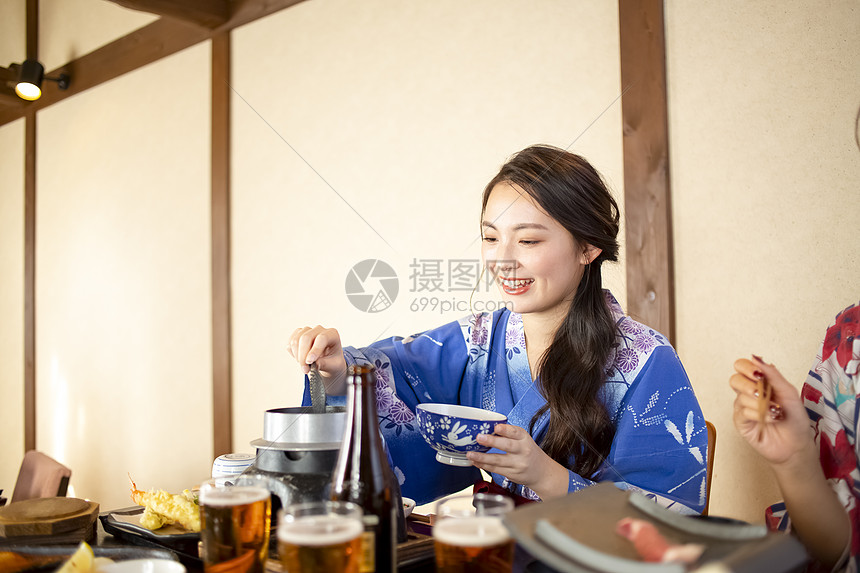 米温泉度假女妇女和朋友享受温泉之旅图片