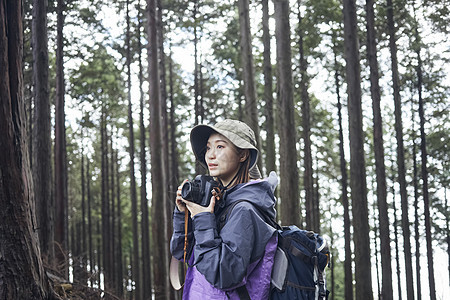 在山上拍照的女人图片