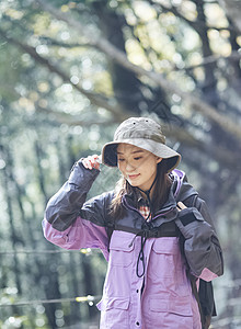 太阳光高兴山路一个女人爬图片