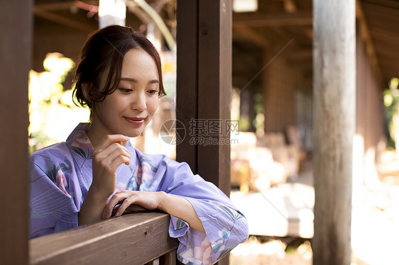 肖像女孩姐妹出游享受温泉旅行的妇女图片