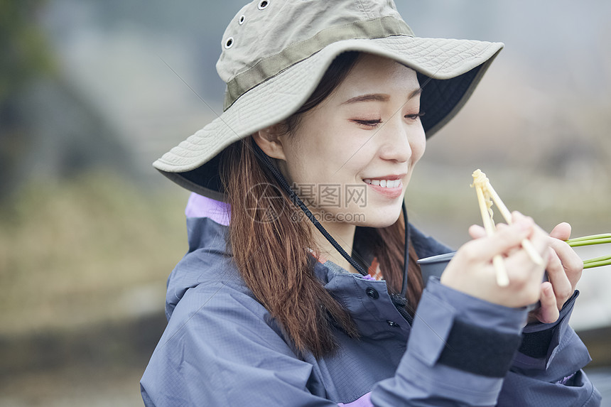 青春单人水稻女人在山顶上吃图片