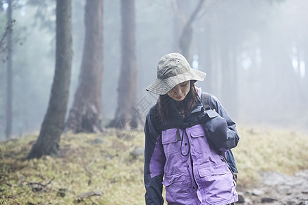 日本人可爱步行一个女人爬图片