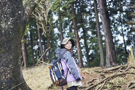 年轻女人徒步登山探险图片