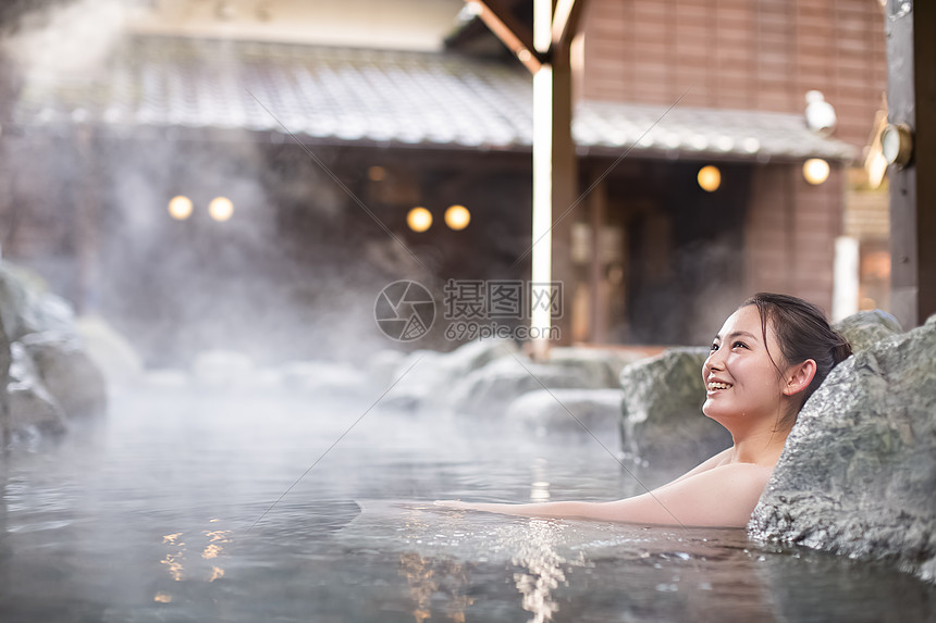 泡日式温泉的女性图片