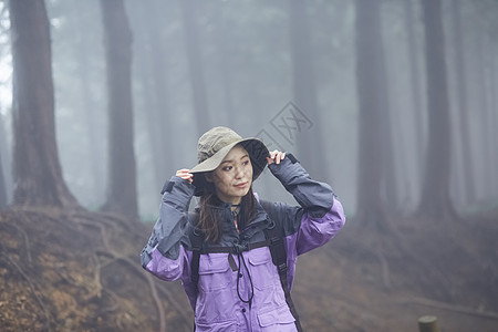 年轻女人徒步登山探险图片