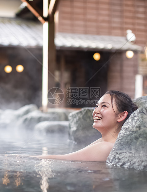 泡日式温泉的女性图片