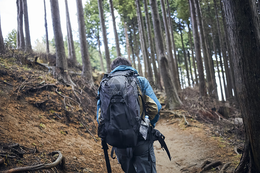 年轻男人徒步登山探险图片