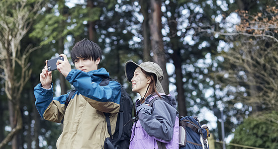 两个年轻人登山探险拍照图片