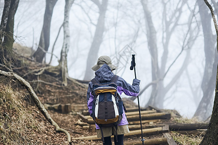 年轻女人徒步登山探险图片