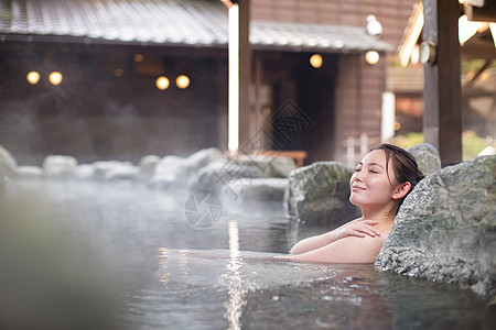 泡日式温泉的女性图片