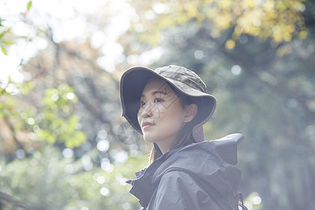 年轻女人徒步登山探险图片