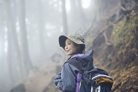 年轻女人徒步登山探险图片