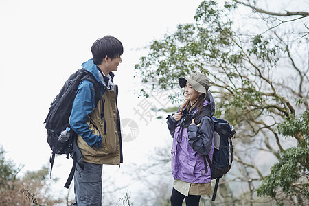 两个年轻人登山探险图片