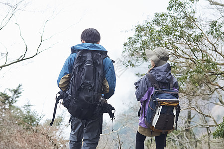 背包男人背影年轻情侣户外徒步背影背景