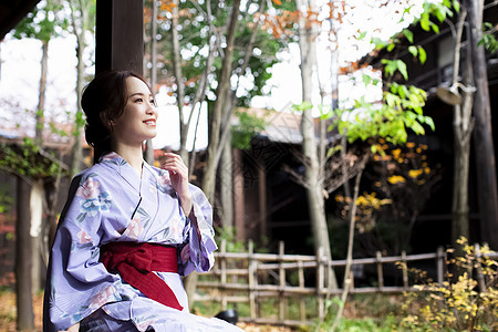 姐妹出游浴衣风格青春享受温泉旅行的妇女图片