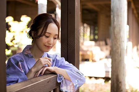 女美丽半身照享受温泉旅行的妇女图片