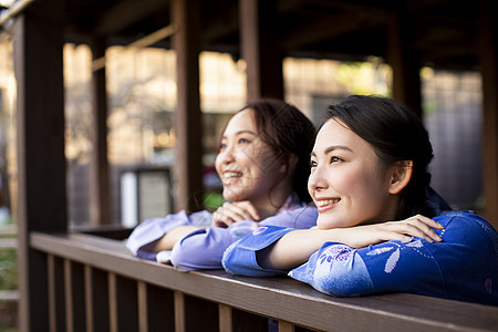 壮年沐浴后伙伴妇女和朋友享受温泉之旅图片