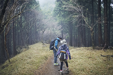 两个年轻人登山探险图片