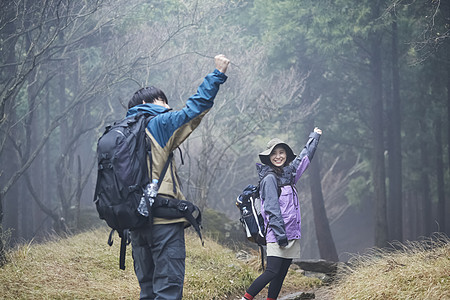 两个年轻人徒步登山探险图片