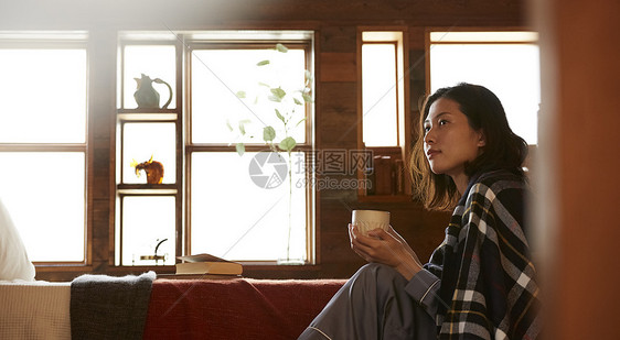 居家捧着咖啡的青年女性图片