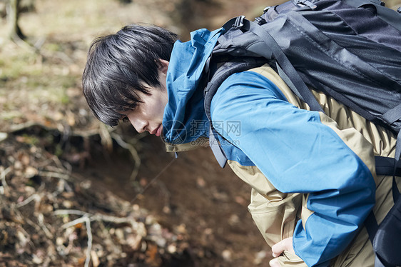 年轻男人徒步登山探险图片