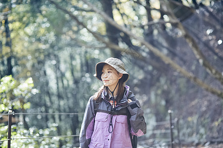 年轻女人徒步登山探险图片