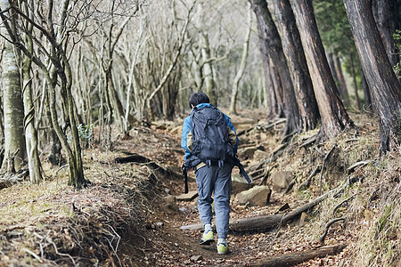 年轻男人徒步登山探险图片