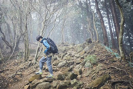 年轻男人徒步登山探险图片