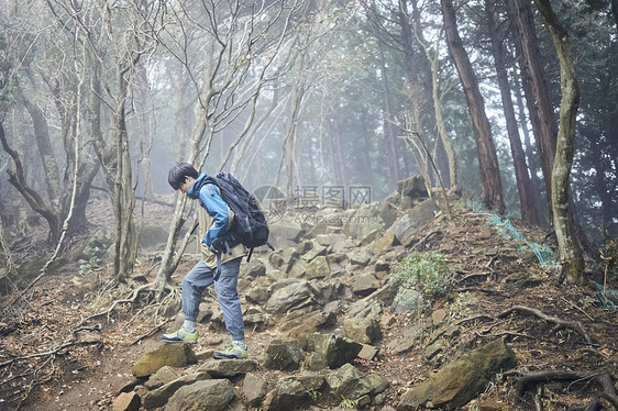 年轻男人徒步登山探险图片