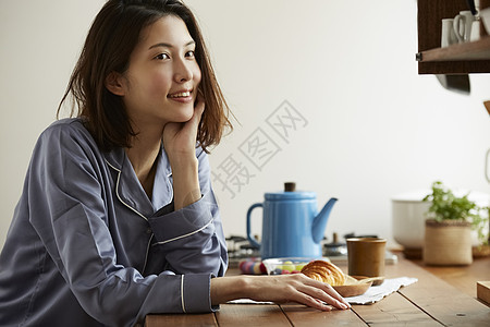 居家独自吃早餐的青年女子图片