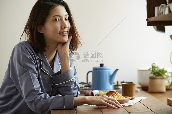 居家独自吃早餐的青年女子图片